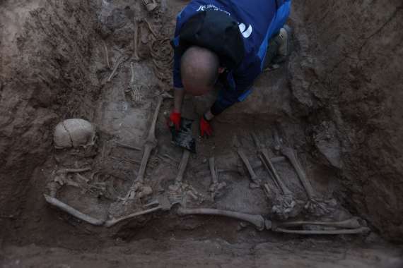 Trabajos de excavación arqueológica para la recuperación de los restos de fusilados por el franquismo en el cementerio municipal de Alicante